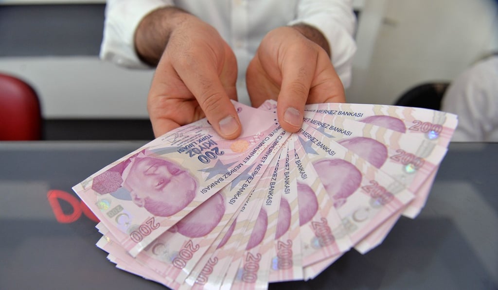 A money changer counts Turkish lira banknotes at a currency exchange office in Ankara on August 10. Not only has Turkey’s currency plunged 20 per cent in recent weeks, inflation is at a 15-year high. Photo: Xinhua