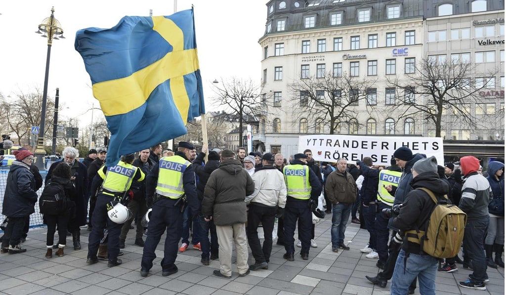Stockholm police talking to members of a movement calling itself ‘The People's Demonstration’ which held a rally at Norrmalmstorg square in Stockholm in January, 2016. Photo: AFP