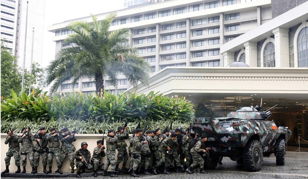 Philippine special forces outside the Peninsula hotel in Makati, Metro Manila on November 29, 2007. Photo: Reuters