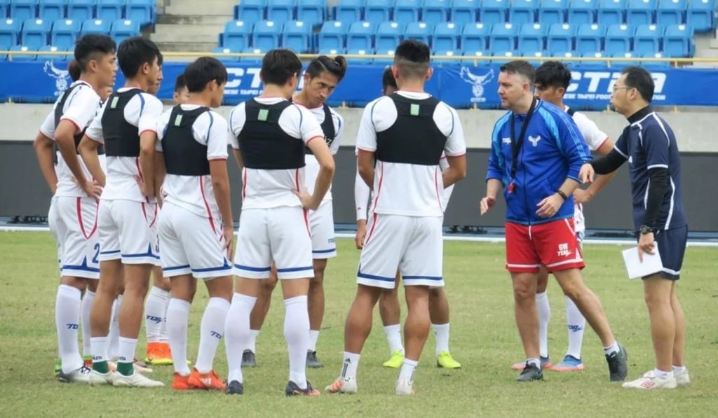 Gary White makes a point with his Taiwan players during a training session. Photo: CTFA