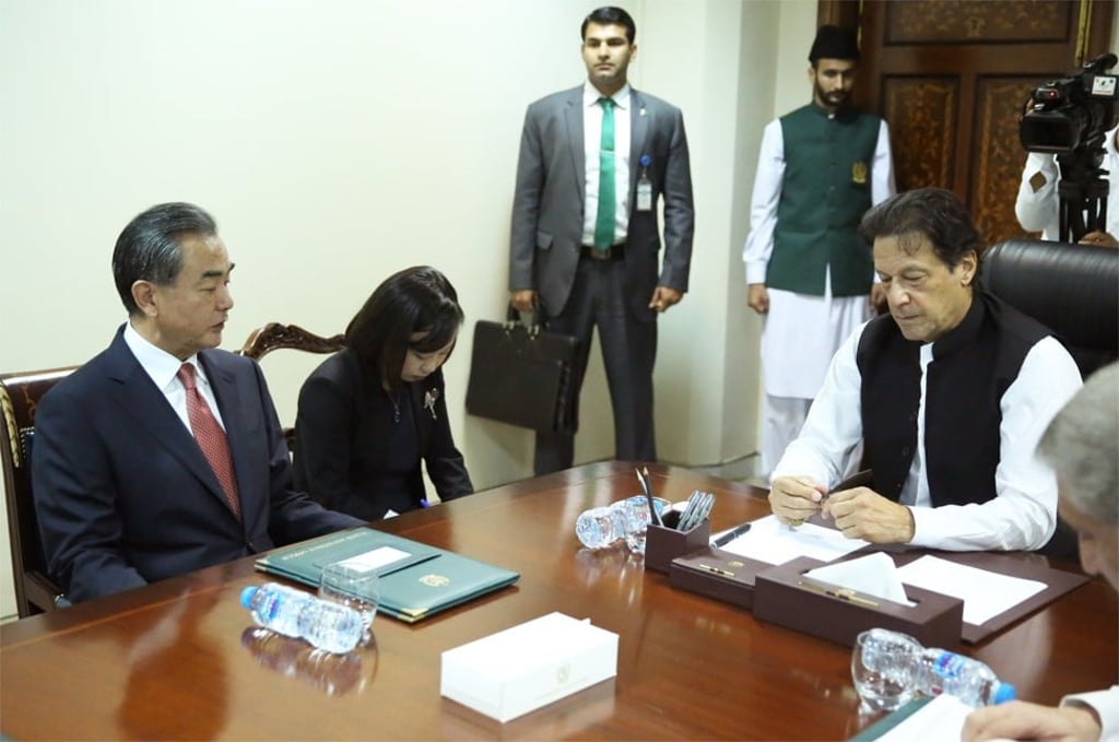 Chinese Foreign Minister Wang Yi (left) meets Pakistani Prime Minister Imran Khan (right) in Islamabad. Photo: Xinhua