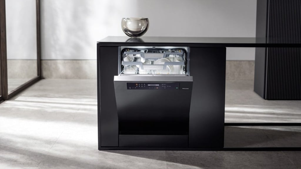 The Miele G7000 dishwasher automatically dispenses the right amount of detergent. The Miele G7000 dishwasher automatically dispenses the right amount of detergent.