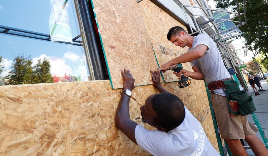Workers secure homes ahead of the arrival of Hurricane Florence in Wilmington, North Carolina. Photo: Reuters