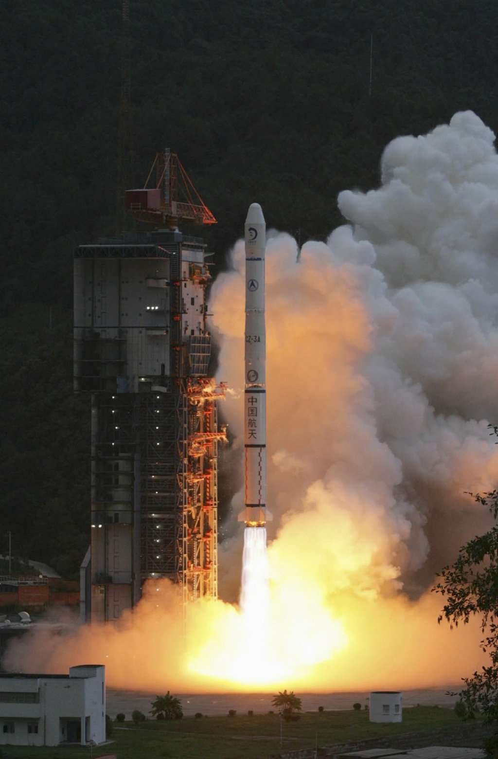 A Long March 3A rocket carrying the Chang’e 1 lunar orbiter blasts off from the Xichang Satellite Launch Centre in southwest China’s Sichuan province in October 2007. Photo: Reuters