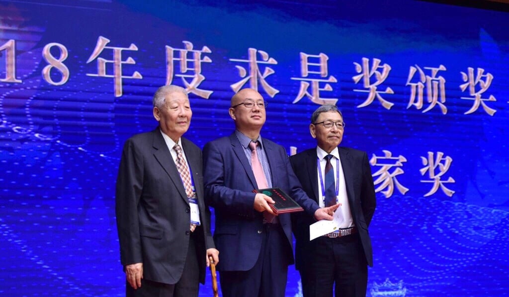 From left: Sun Jiadong, a member of the judging panel, Jiang Lei, winner of the Qiu Shi outstanding scientist award, and Payson Cha Mou-sing, chairman of the Qui Shi Science and Technologies Foundation and son of its late founder. Photo: Handout