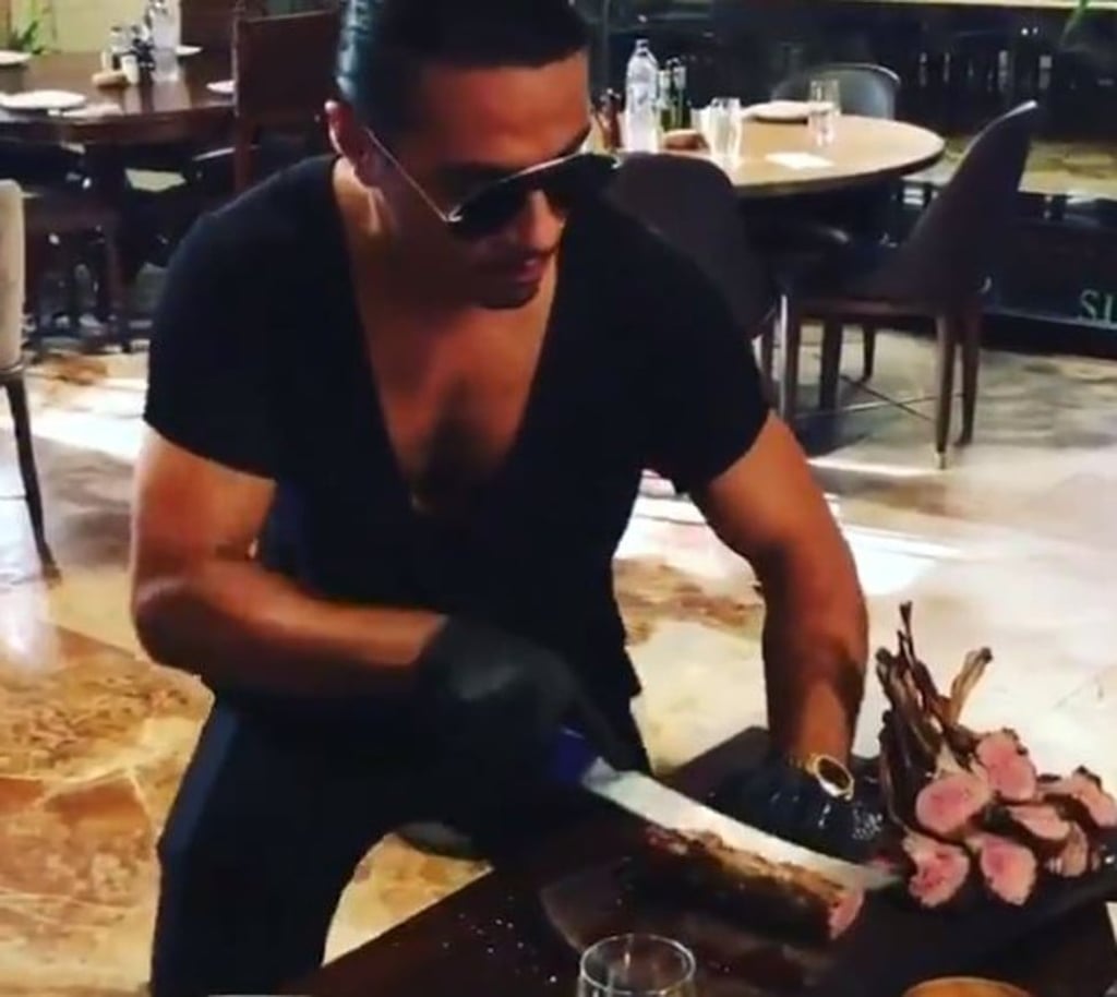 Nusret Gokce, a Turkish chef and worldwide restaurateur better known by his nickname Salt Bae, prepares a meal for Venezuelan President Nicolas Maduro. Photo: Twitter