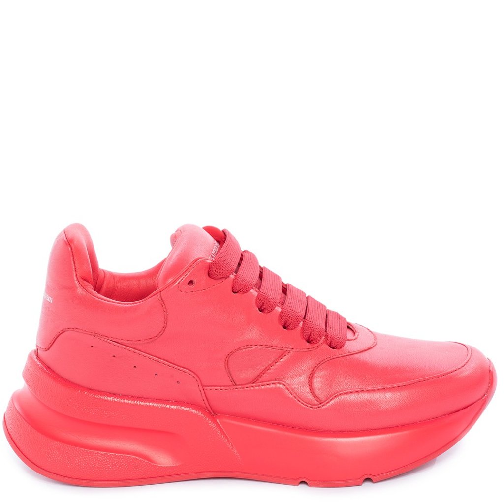 Alexander McQueen. The Oversized Runner from Alexander McQueen’s autumn/winter collection 2018 is an upgraded version of its iconic oversized sneakers. Featuring clean lines and a neat design, the sneakers are crafted in smooth leather in bright orange red or contrasting colours, HK$5,800