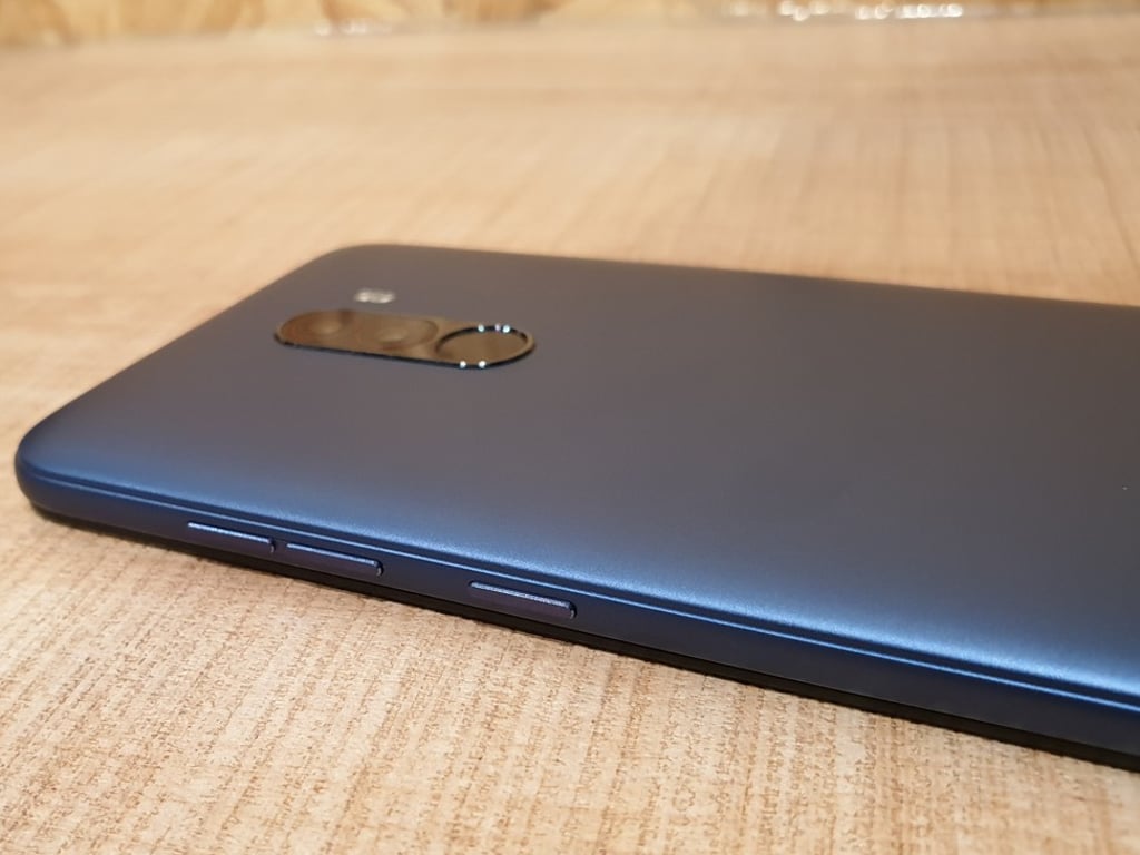 The Poco F1 has a carbon graphite back that feels plasticky and cheap, but it does offer grip. Photo: Ben Sin The Poco F1 has a carbon graphite back that feels plasticky and cheap, but it does offer grip. Photo: Ben Sin