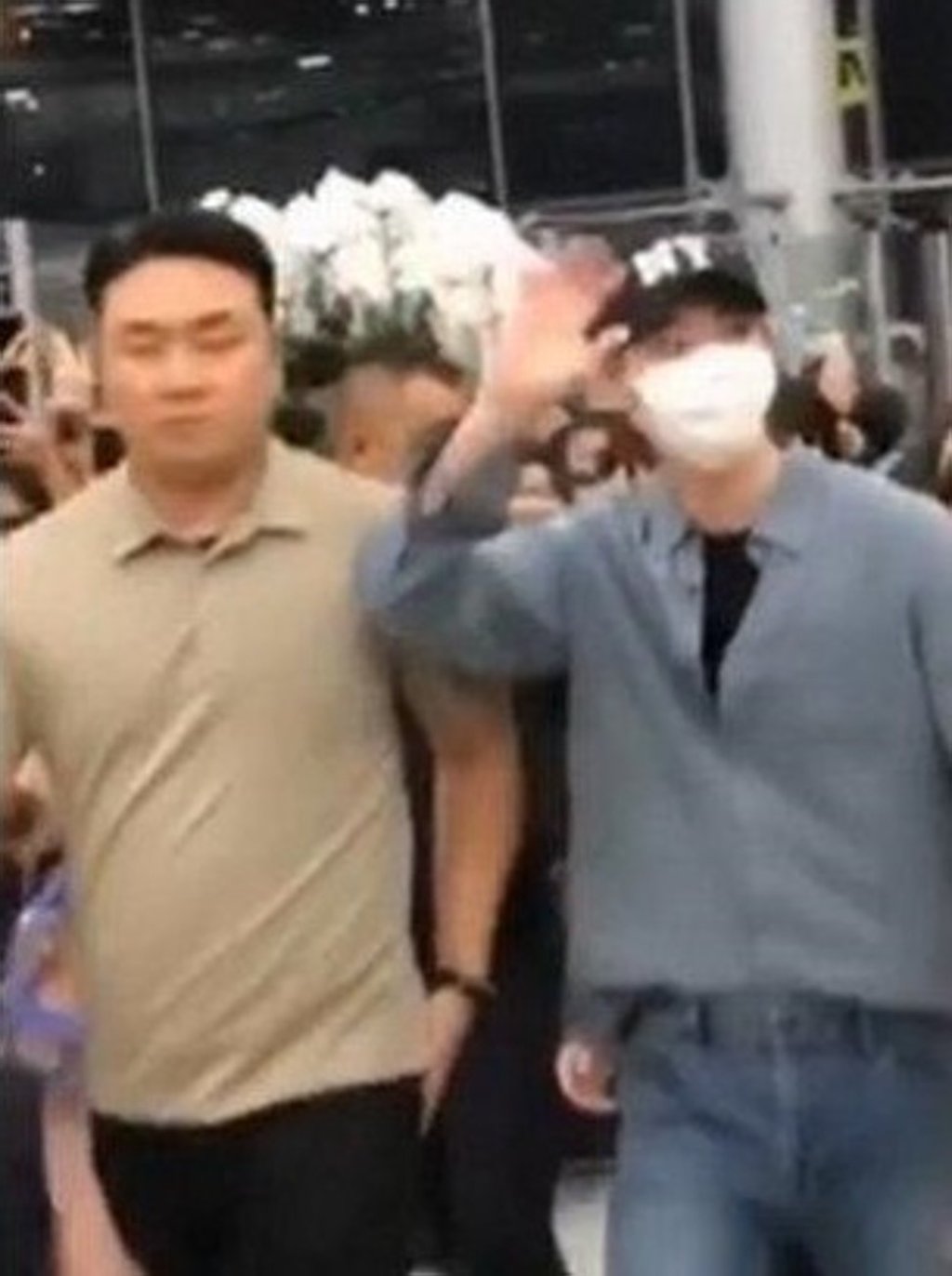 South Korean actor Lee Jong-suk (in face mask) makes his way through 's Bangkok’s Suvarnabhumi Airport last Friday, in a scene from an Instagram video posted by a fan in the airport’s restricted area. Photo: Instagram