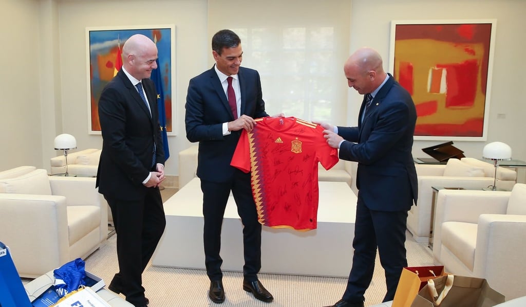 Spanish Prime Minister Pedro Sanchez (centre) receives a signed Spanish football jersey from Spanish Football Federation (RFEF) president Luis Rubiales (right) next to Fifa president Gianni Infantino. Photo: AFP
