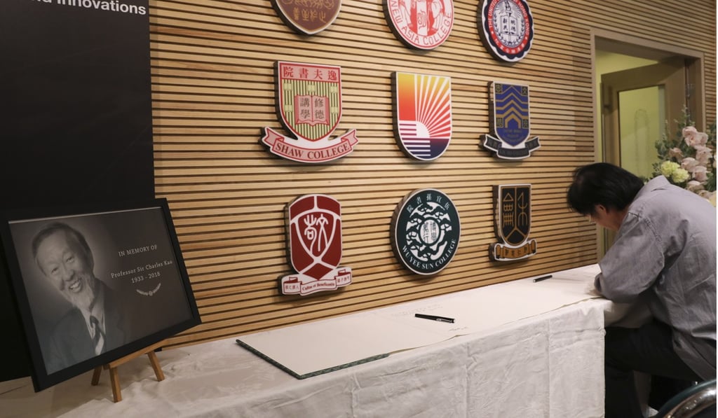 Flowers and a picture of Kao were placed on a long white table at the University Gallery along with a condolence book. Photo: K.Y. Cheng