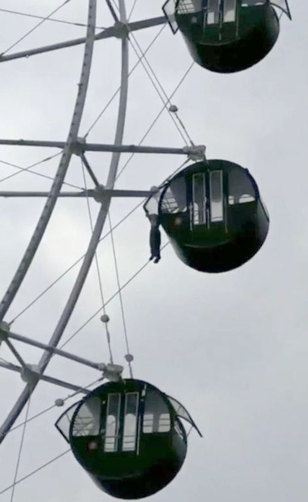 Ride operators worked to bring the carriage safely to the ground so they could release the child, who was crying uncontrollably, out of his trapped position on the Ferris wheel in Zhejiang province, China.Photo: Sina Ride operators worked to bring the carriage safely to the ground so they could release the child, who was crying uncontrollably, out of his trapped position on the Ferris wheel in Zhejiang province, China.Photo: Sina