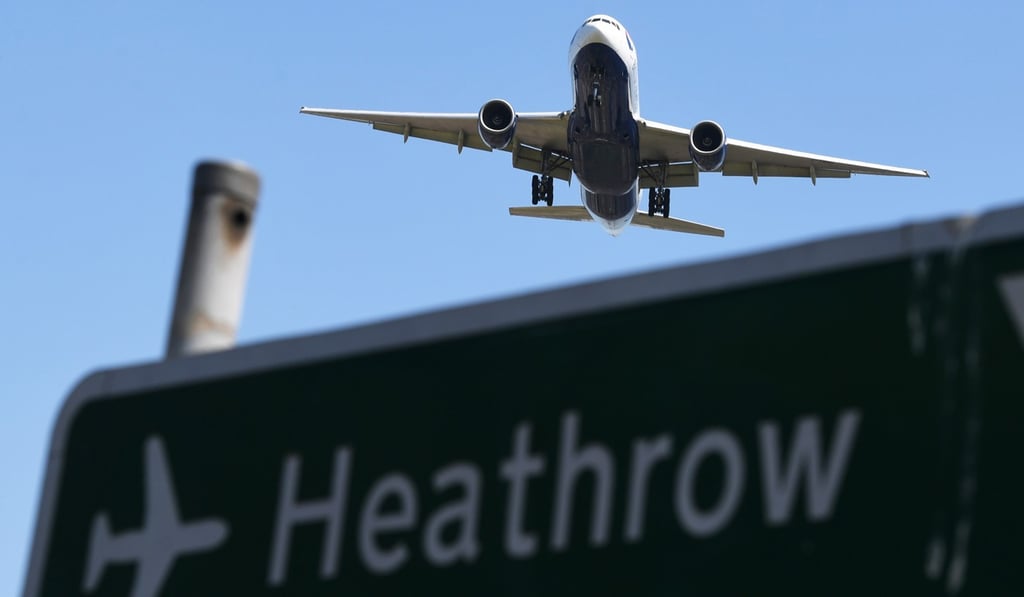 A plane flying in to land at Heathrow Airport in Britain, 25 June 2018. Photo: EPA