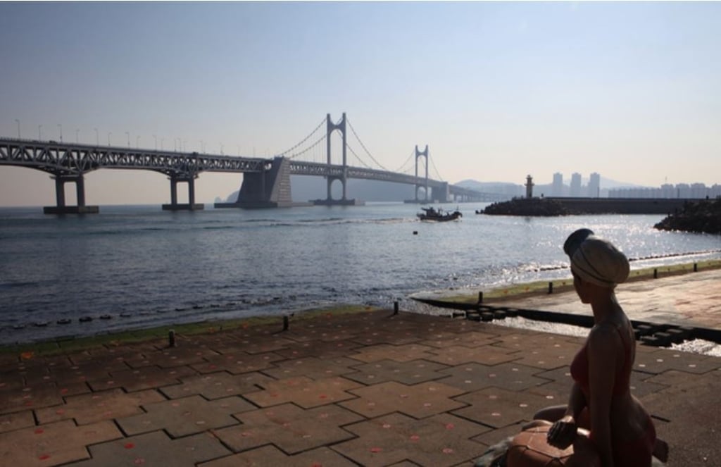Gwangalli beach overlooks Gwangandaegyo (or ‘Diamond’) bridge, which connects Haeundae-gu to Suyeong-gu and was featured in the film ‘Black Panther’.