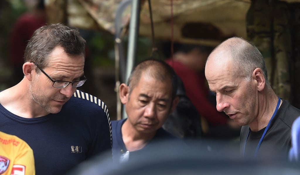 British divers John Volanthen (left) and Richard William Stanton (right) at the Tham Luang cave area on July 3, 2018. Photo: AFP