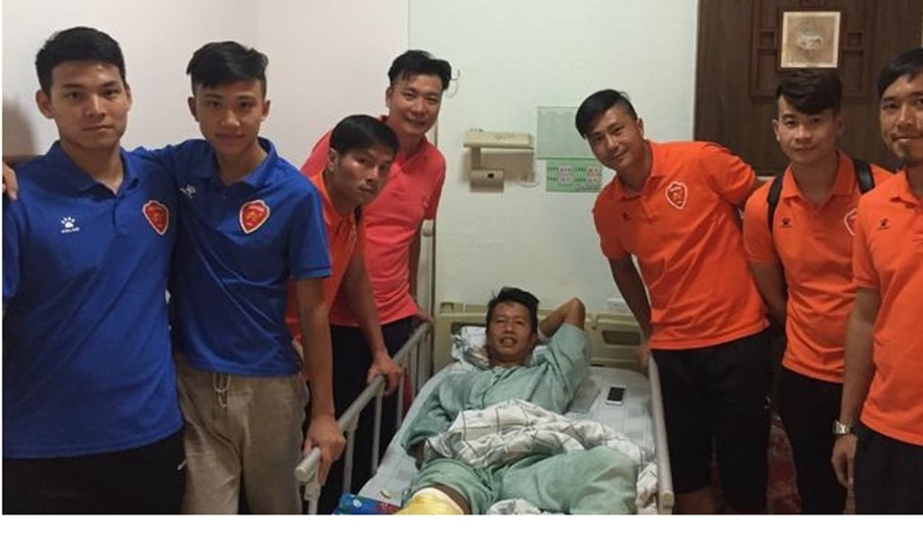 Poon Man-chun (third from left) visits an injured Techand player in hospital. Photo: Meizhou Meixian Techand/Weibo Poon Man-chun (third from left) visits an injured Techand player in hospital. Photo: Meizhou Meixian Techand/Weibo