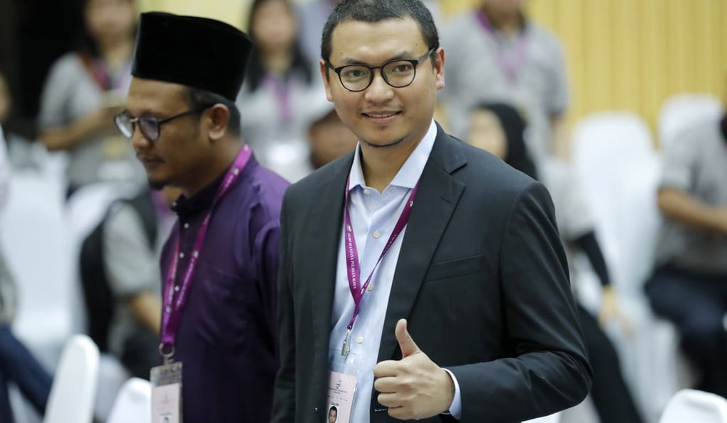 Saiful, former aide to Anwar, gives the thumbs up as he arrives for the by-election nomination in Port Dickson, Malaysia on September 29, 2018. Photo: AP