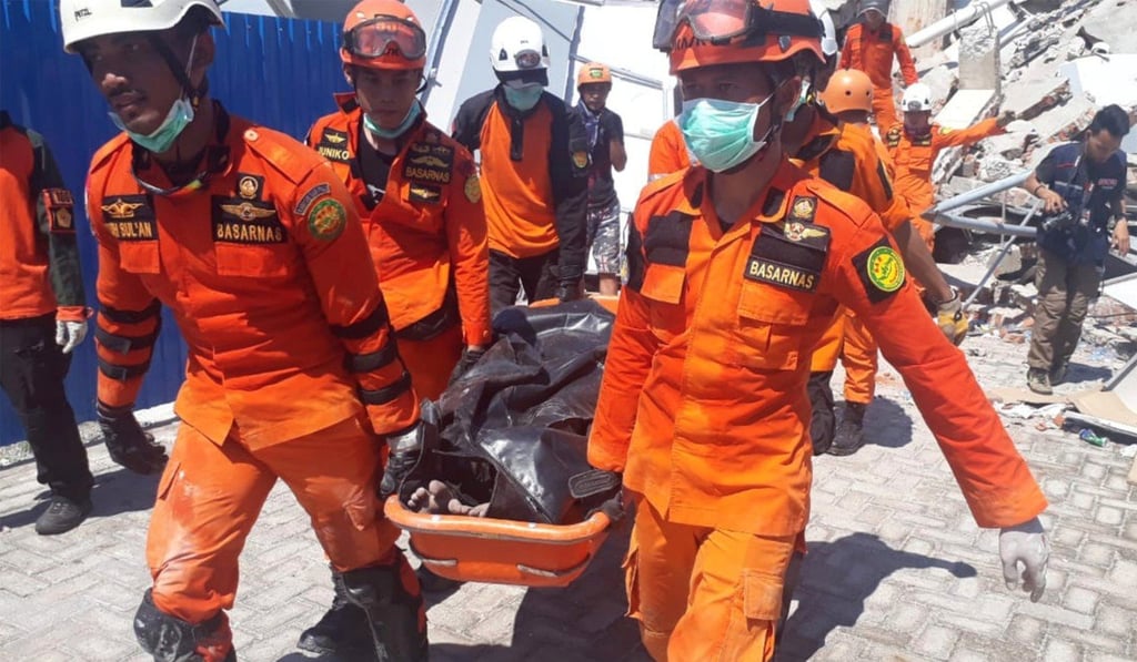 A search and rescue team recovers a body from the ruins of the Roa-Roa Hotel in Palu. Photo: Reuters
