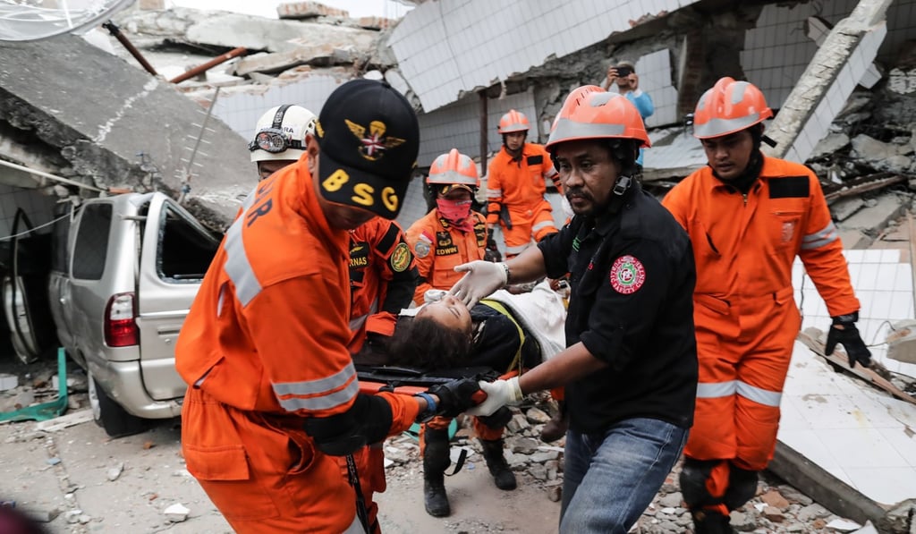 Indonesian rescuers evacuate a survivor from under a collapsed restaurant in Palu. Photo: EPA Indonesian rescuers evacuate a survivor from under a collapsed restaurant in Palu. Photo: EPA