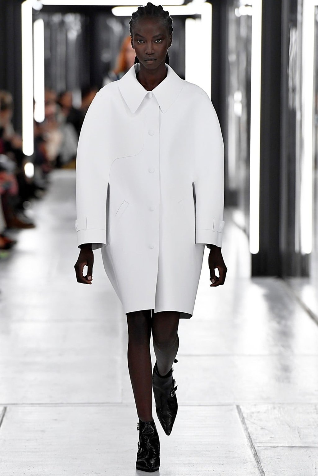 A model presents a white coat with oversized sleeves from designer Nicolas Ghesquière’s Louis Vuitton’s spring/summer collection show on Tuesday at Paris Fashion Week. Photo: Xinhua