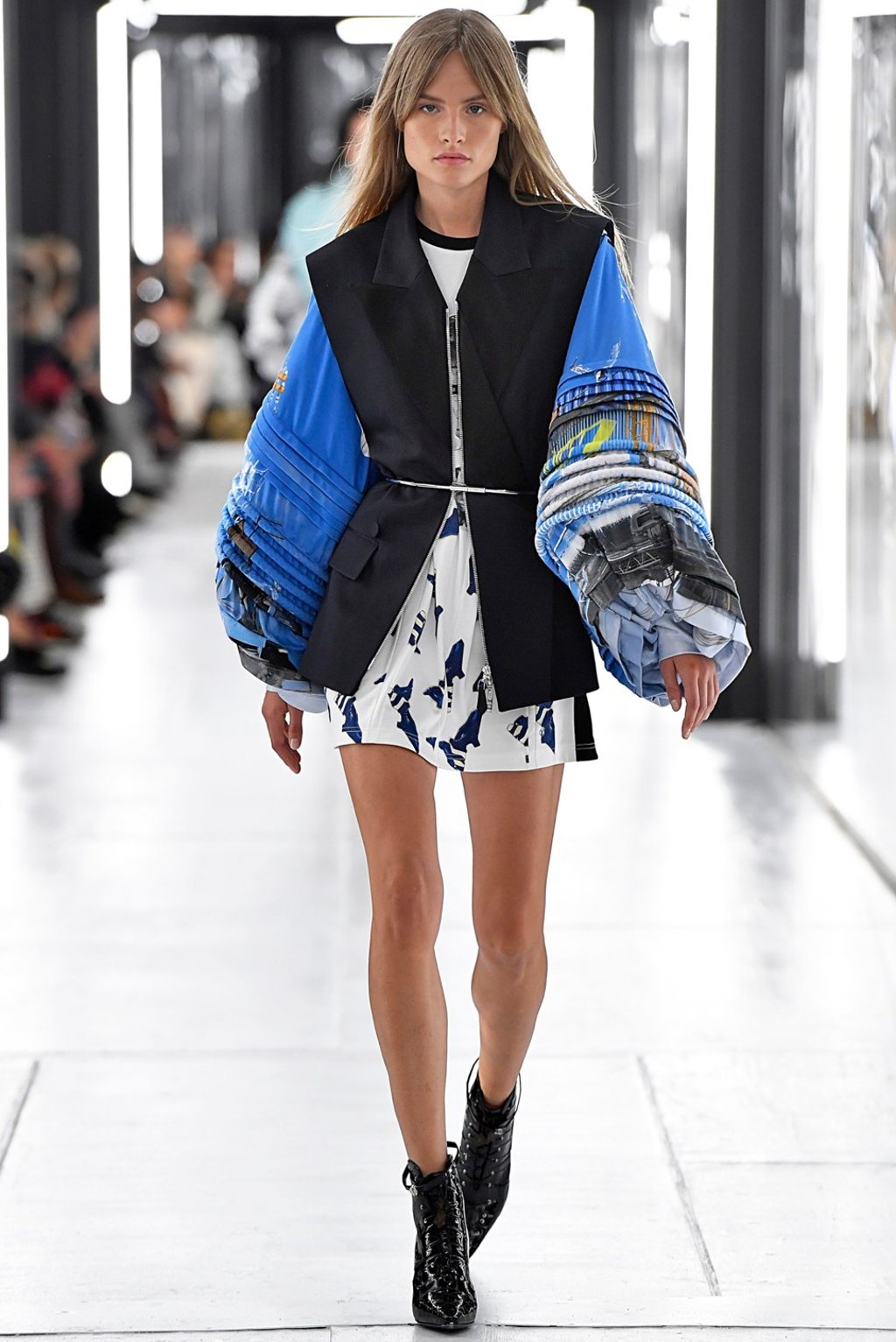 A model presents French designer Nicolas Ghesquière’s creations, including this jacket with large bouffant sleeves, from his Louis Vuitton spring/summer collection show at Paris Fashion Week. Photo: Xinhua