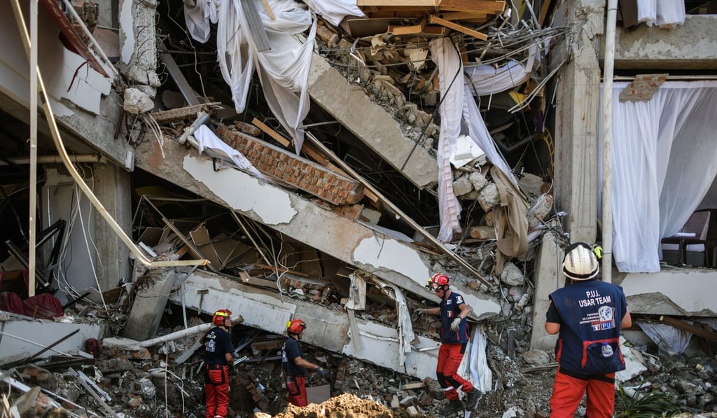 Members of Pompiers de l’Urgence Internationale prepare to enter the badly damaged Mercure hotel in Palu for search and rescue operations. Photo: AFP Members of Pompiers de l’Urgence Internationale prepare to enter the badly damaged Mercure hotel in Palu for search and rescue operations. Photo: AFP
