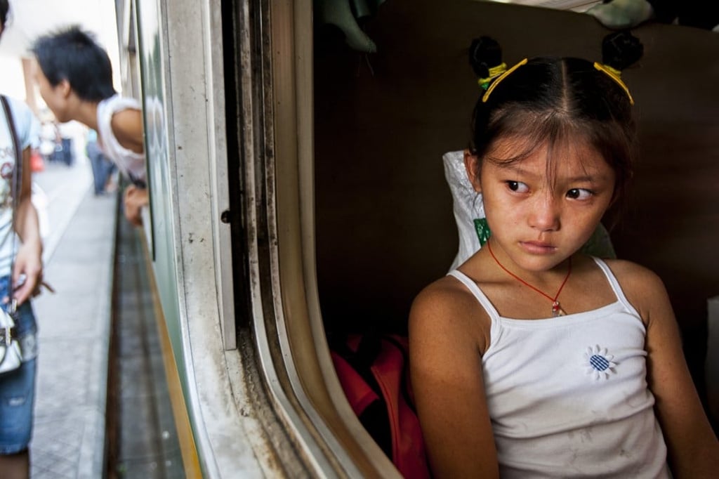 A 2006 photo of Fu Xiangjun, tears in her eyes, leaving on a train for her hometown of Chongqing after spending the summer in Hangzhou with her parents. Photo: Fu Yongjun