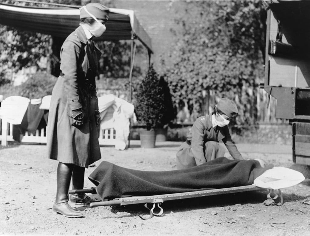 American Red Cross volunteers at an emergency medical station in Washington, DC, during the influenza pandemic. Photo: Alamy
