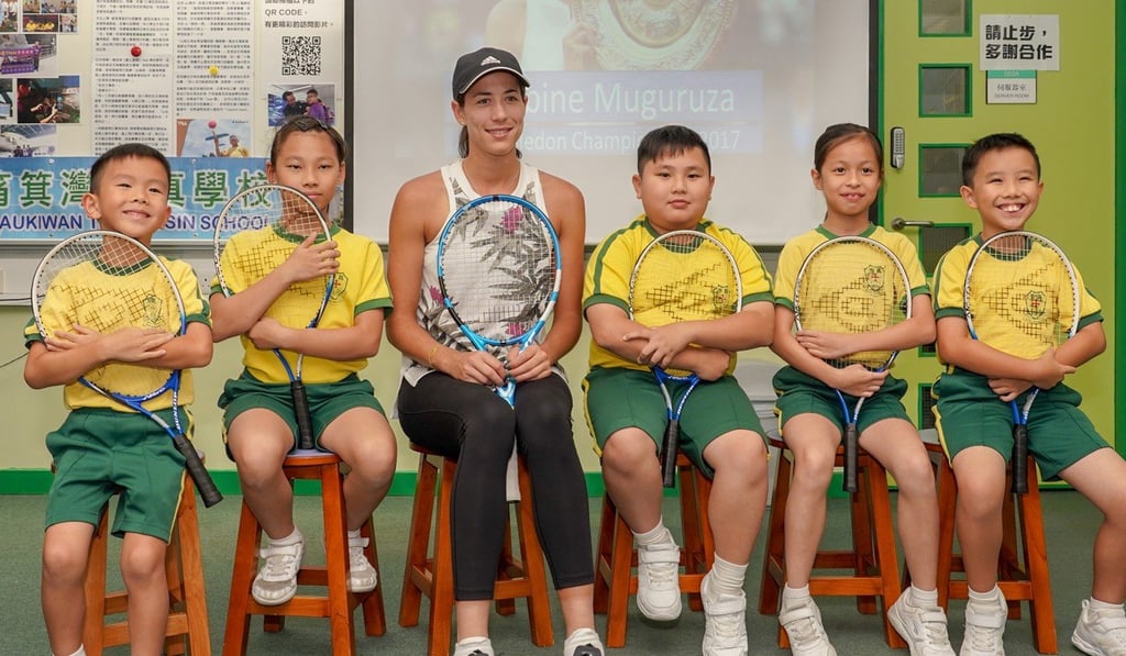 Garbine Muguruza with schoolchildren at Shaukiwan Tsung Tsin School.