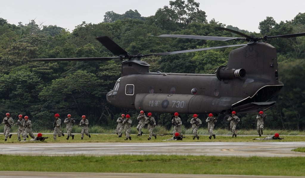 Fictitious enemy soldiers from Taiwan’s special forces exit from a CH-47SD Chinook helicopter during the drill on Tuesday. Photo: AP Fictitious enemy soldiers from Taiwan’s special forces exit from a CH-47SD Chinook helicopter during the drill on Tuesday. Photo: AP