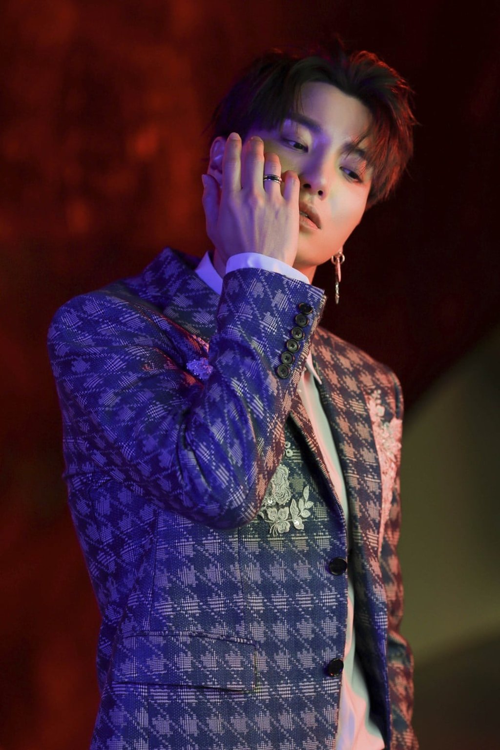 In the same video, Leeteuk is also wearing pieces from Boucheron’s iconic Quatre collection.