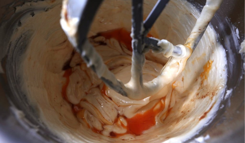 Mix the ingredients for the Basque cheesecake until smooth.