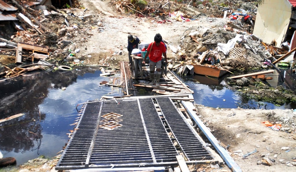 Palu residents attempt to salvage items. Photo: AFP Palu residents attempt to salvage items. Photo: AFP