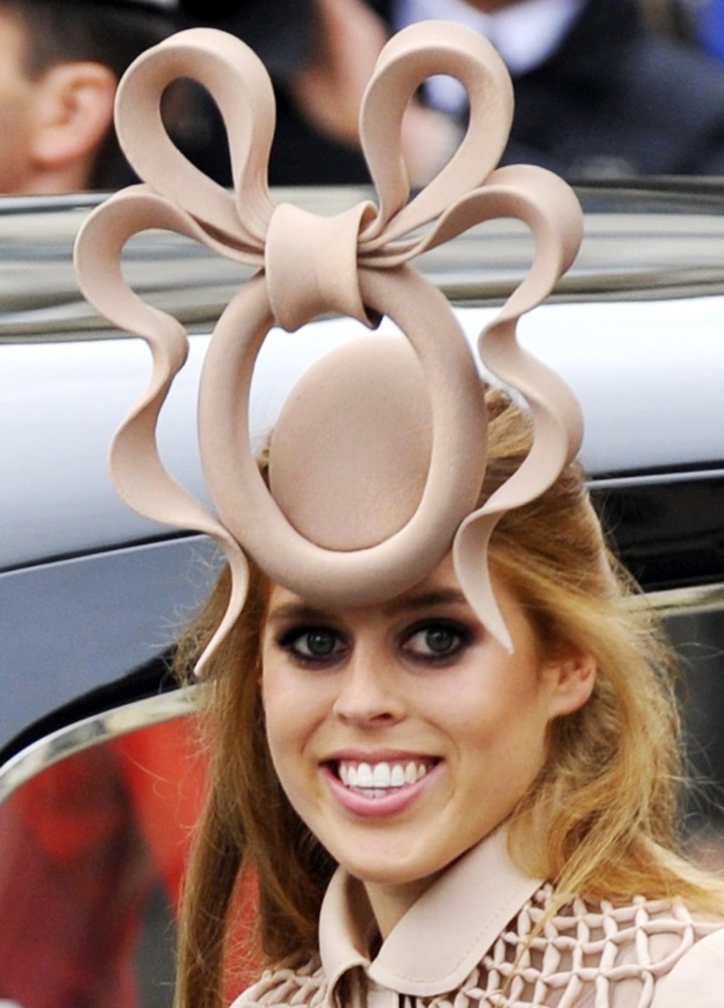 Should i wear a fascinator to a wedding 2018 online
