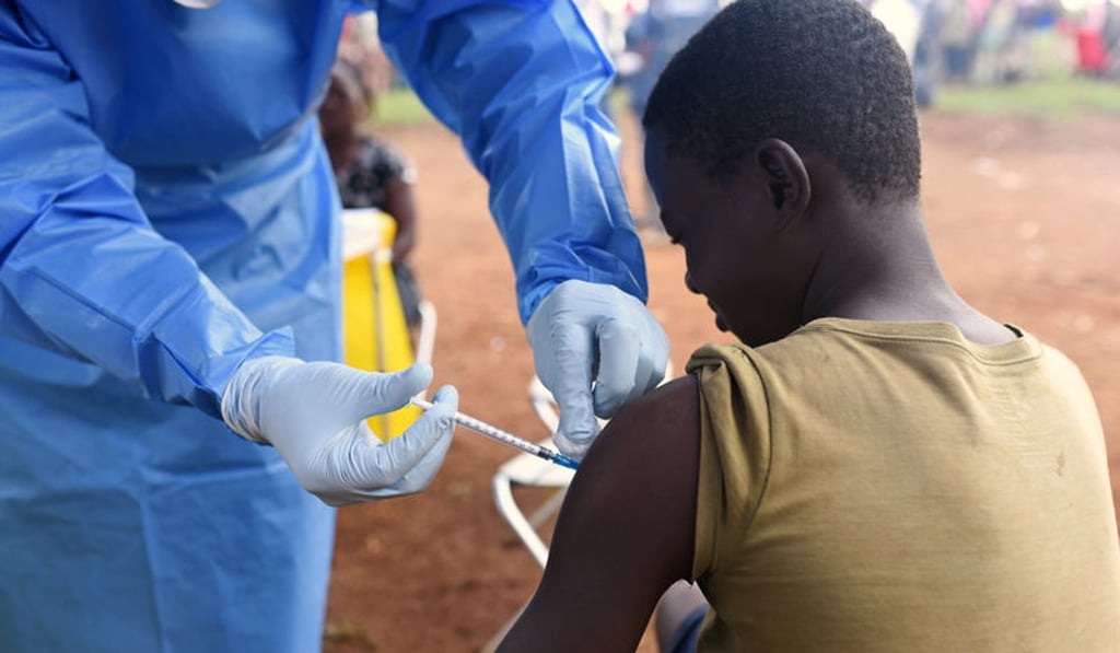 A Congolese health worker administers Ebola vaccine to a boy. Photo: Reuters