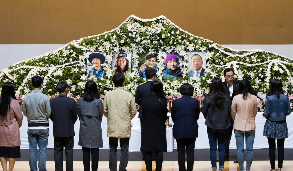 Mourners pay tribute at a memorial altar for the late South Korean climbers. Photo: AFP Mourners pay tribute at a memorial altar for the late South Korean climbers. Photo: AFP