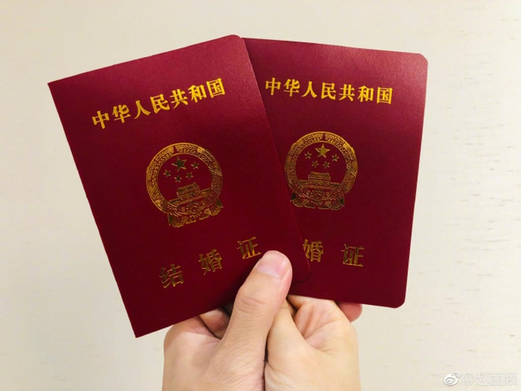 The two displayed their marriage certificates on Weibo at the same time. Photo: Feng Shaofeng Weibo