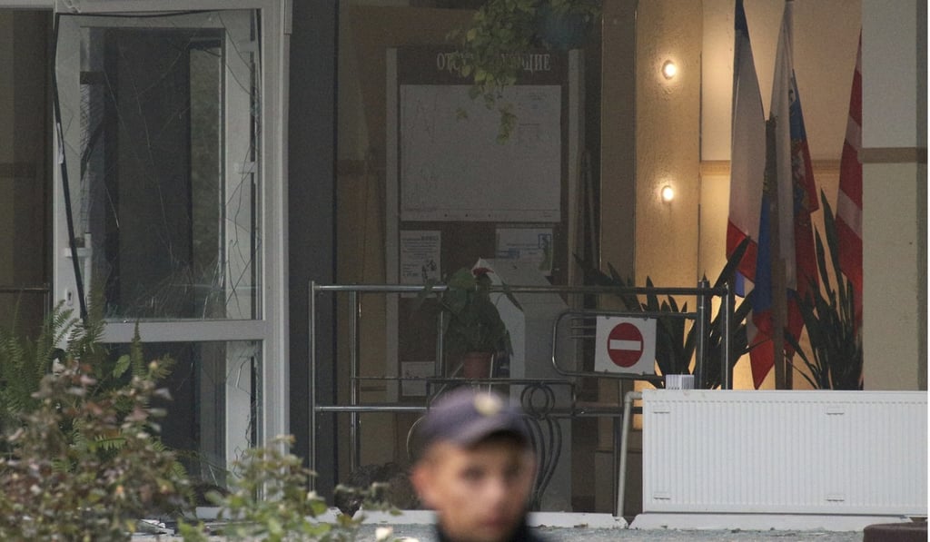 A policeman stands guard near the college in Kerch, Crimea, on October 18, 2018. Photo: AP A policeman stands guard near the college in Kerch, Crimea, on October 18, 2018. Photo: AP
