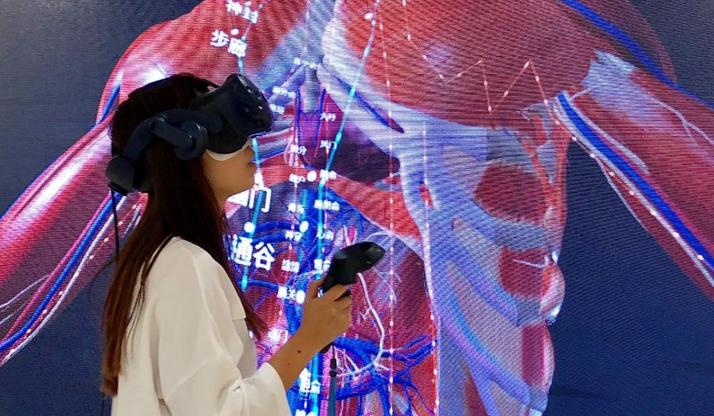 A student at Beijing University of Chinese Medicine uses virtual reality to learn acupuncture. Photo: BodyMap