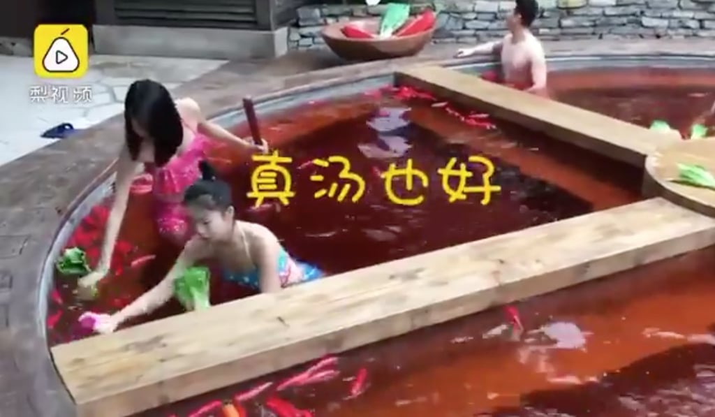 The pool filled with hot “broth” opened in Chongqing last Friday. Photo: Pear Video The pool filled with hot “broth” opened in Chongqing last Friday. Photo: Pear Video
