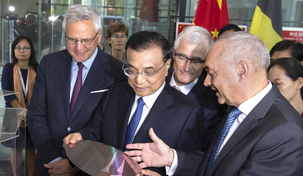 Chinese Premier Li Keqiang (centre), accompanied by Belgium's deputy prime minister and economy minister Kris Peeters (left), visits the interuniversity microelectronics centre in Leuven, Belgium, on Thursday. Photo: Xinhua Chinese Premier Li Keqiang (centre), accompanied by Belgium's deputy prime minister and economy minister Kris Peeters (left), visits the interuniversity microelectronics centre in Leuven, Belgium, on Thursday. Photo: Xinhua
