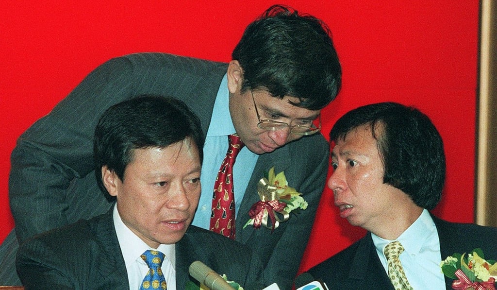 Walter Kwok (centre), talks to brothers Raymond Kwok (left) and Thomas Kwok during an annual general meeting for Sun Hung Kai Properties. Photo: SCMP Walter Kwok (centre), talks to brothers Raymond Kwok (left) and Thomas Kwok during an annual general meeting for Sun Hung Kai Properties. Photo: SCMP