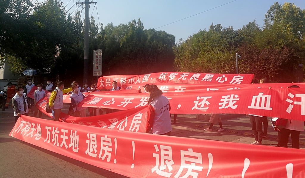 Angry and dissatisfied home buyers outside Vanke’s HQ in Beijing last week. Photo: Zheng Yangpeng