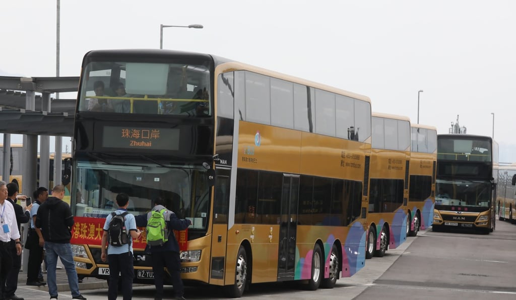 Passengers board coaches on the Hong Kong side of the bridge. Photo: K.Y. Cheng