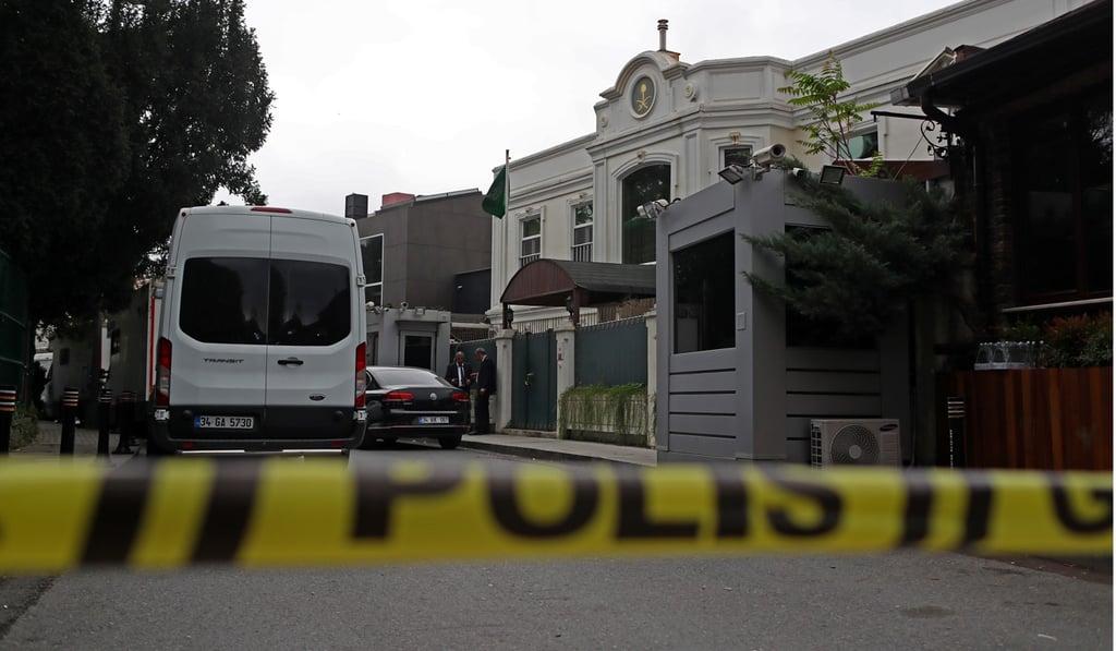 Turkish forensic police officers outside the residence of the Saudi consul in Istanbul on October 17, 2018. Photo: EPA