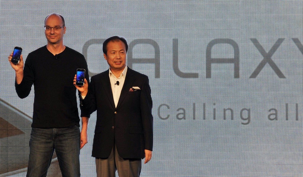 Andy Rubin (left), senior vice-president of mobile Google, and Shin Jong-Kyun, Samsung's head of mobile communications, hold up Samsung Galaxy Nexus Android phones in Hong Kong in 2011. Photo: Agence France-Presse