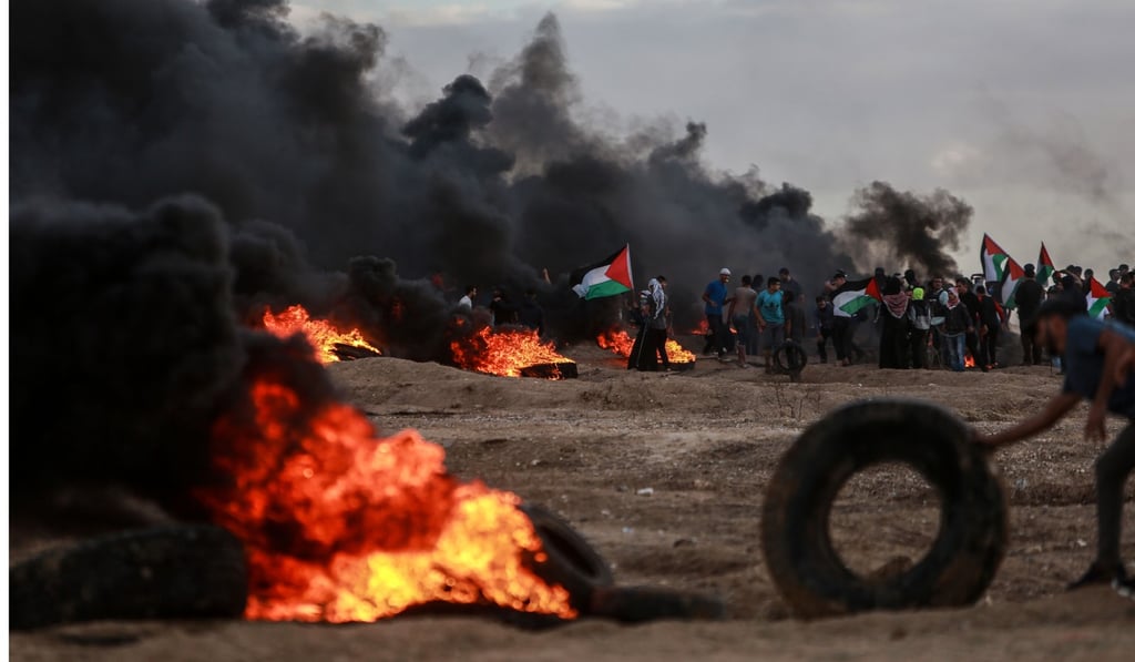 Palestinian protesters clash with Israeli soldiers on the Gaza-Israel border on October 26, 2018. Photo: Xinhua Palestinian protesters clash with Israeli soldiers on the Gaza-Israel border on October 26, 2018. Photo: Xinhua