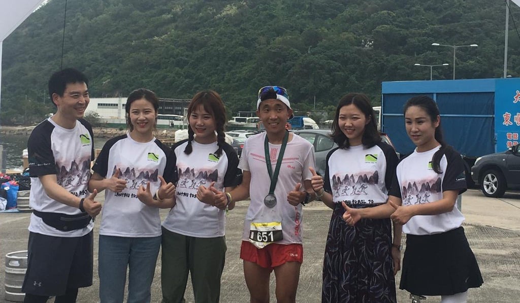Yan Longfei poses for pictures with Sichuan earthquake survivors and race volunteers.