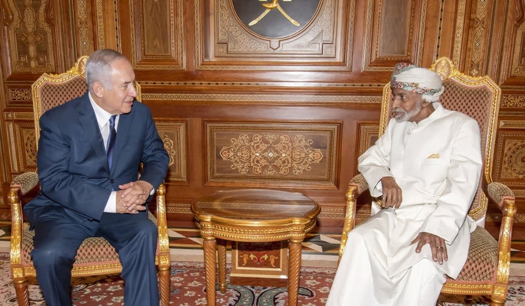A handout picture released by the Omani Royal Palace on October 26, showing Sultan Qaboos, right, meeting with Israeli Prime Minister Benjamin Netanyahu. Photo: AFP