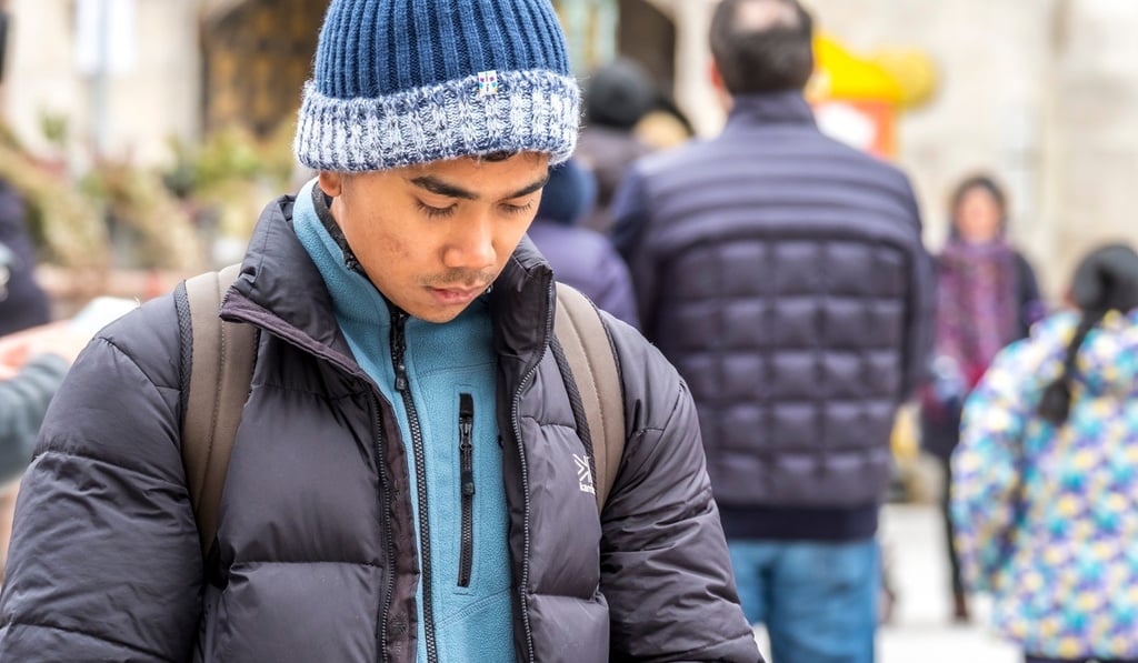 People regularly gazing at the smartphones to read and send texts is to blame for an increasing number of neck injuries. Photo: Shutterstock People regularly gazing at the smartphones to read and send texts is to blame for an increasing number of neck injuries. Photo: Shutterstock